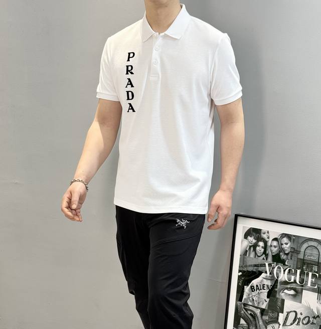 Prad*普拉达25S春夏男士Polo...新款推荐.成衣定织珠地棉面料，定织定染.胸前经典Prada字母烫画工艺.别致典雅....配色轻熟简约，混搭空间极高！