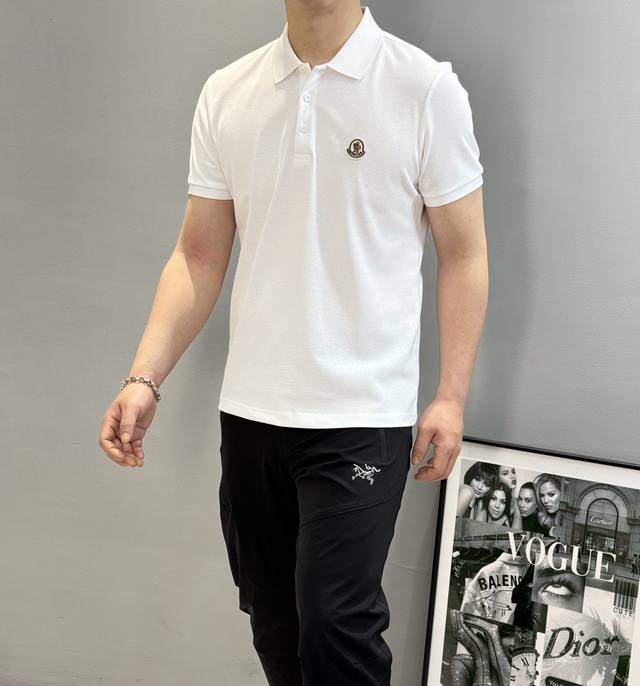 Moncle*蒙口经典Polo衫.25S新款.本款Polo衫采用丝光珠地棉面料打造，胸口经典小帽子绣花点缀.纯色干净搭配.简约大方时尚！颜色：白色.黑色.码数：