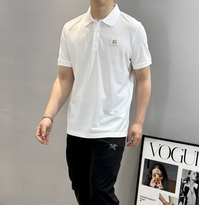 D&G杜嘉班纳25S春夏男士Polo，商务休闲款推荐经典基础款.此款短Tee甄选丝光珠地棉面料，触感爽滑软糯，衣身胸前经典Dg皮标.原版五金纽扣辅料.高级与规格