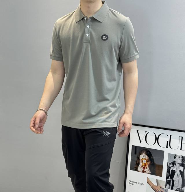 Gucc*古奇25S春夏男士Polo，商务休闲款推荐经典基础款.此款短Tee甄选丝光珠地棉面料，触感爽滑软糯，衣身胸前定制皮牌.原版五金纽扣辅料.高级与规格感更