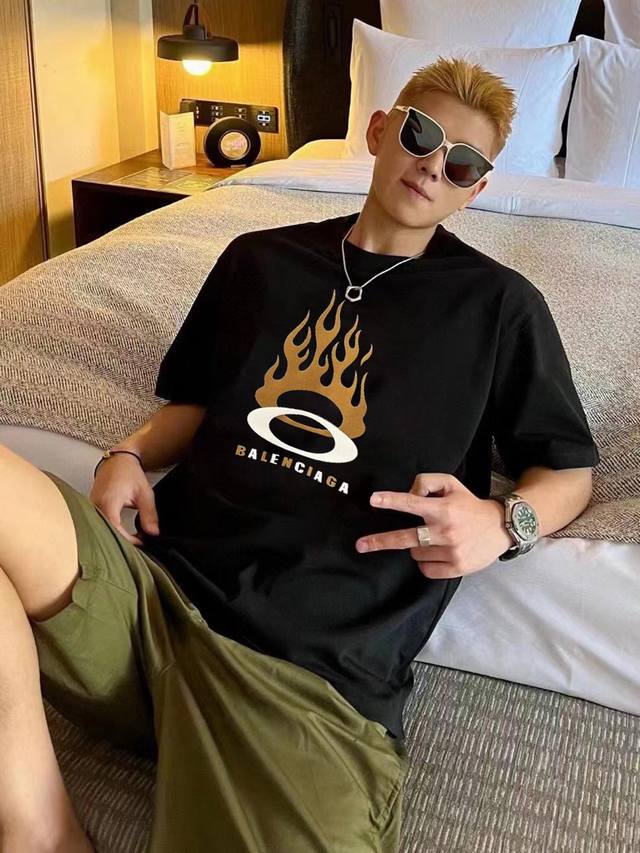 Balenciag*巴黎世*25S新款T恤.男女同款推荐！高克重300G纯棉面料，柔软舒适.透气吸汗.上身舒适.轻松驾驭......胸前后背采用5D热胶浮雕印烫