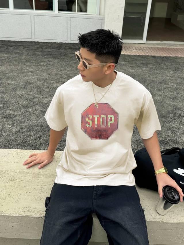 Balenciag*巴黎25S新款T恤.复古字母印花经典百搭纯棉短袖.男女同款Stop字母个性设计.品牌字母搭配.简单高级.优选300G光柔棉面料.舒适柔软！透