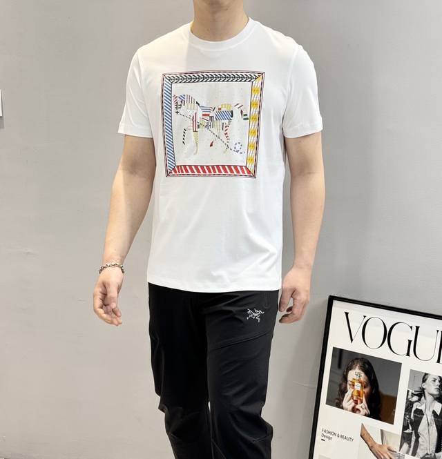 Herme*爱马25S夏季新款圆领短袖.高版本推荐！胸前色彩印花图腾绽放别样风格，高温烫画工艺.图形整体更丰富，立体感更强.......客供190G丝光纯棉，手
