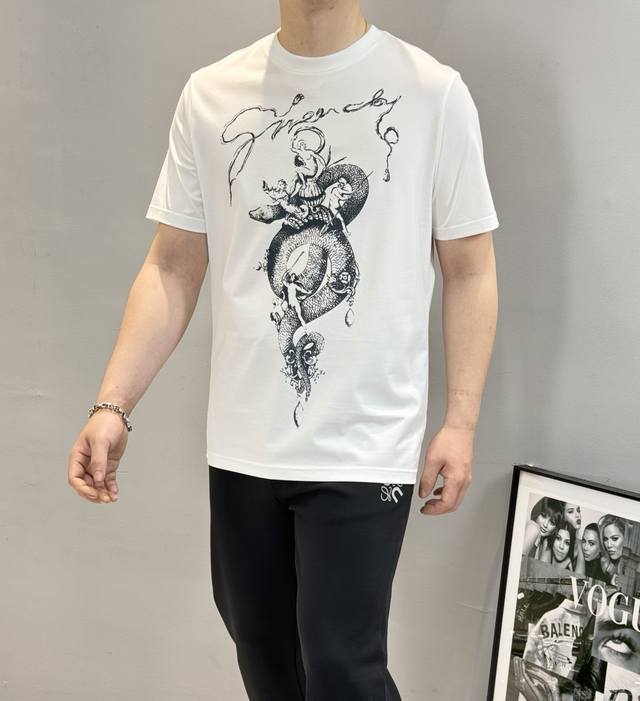 Givench*Y 纪梵希2025Ss蛇年限定款印花短袖T恤，25春夏新款的百搭单品。以其简约而精致的设计，再次向时尚界展示了这个经典品牌的魅力。黑白蓝调的运用