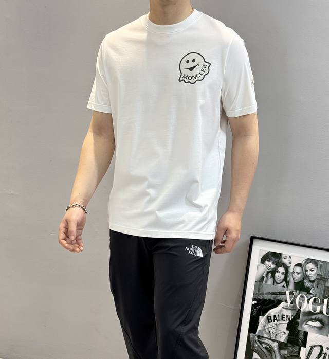 Moncle*蒙-口25S夏季新款圆领短袖.品牌图形Logo辨识度鲜明超级走心.袖子搭配经典小帽子标识.选用客供190G丝光棉制成.整件单品的面料质感极佳.着身