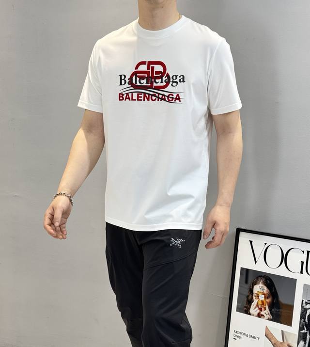 Balenciag*巴黎-世家联名款.25S夏季圆领短袖.可搭配套装！极为难得的款式，采用190G丝光棉面料，贴身体感非常舒适透气....胸口烫画工艺.品牌字母