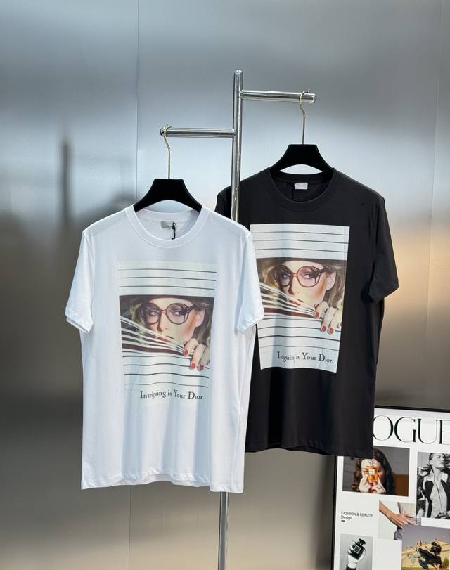 Dior25Ss新款 Dio HéRitage T 恤是二零二五秋季男装系列新品，灵感源自 1980 年代的美学风格。采用黑色棉质平纹针织面料精心制作，胸前饰以