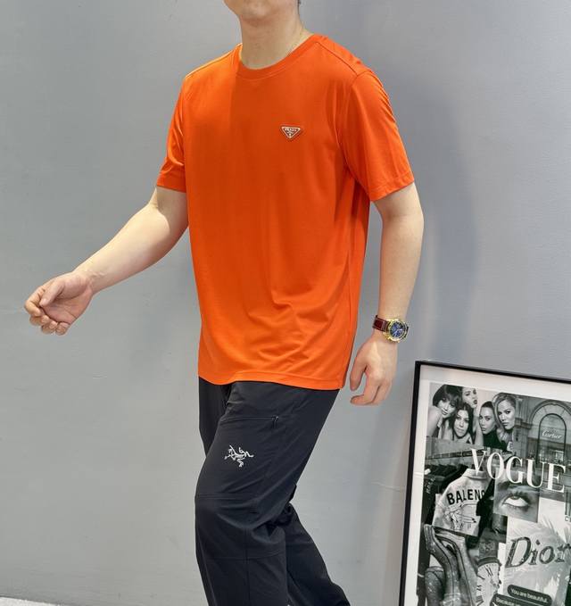 Prad*普拉达25S夏季新款圆领短袖.高版本推荐！胸前精致P家三角标.下摆后侧红色Prada胶条.色彩整体更丰富，立体感更强.......客供190G丝光纯棉