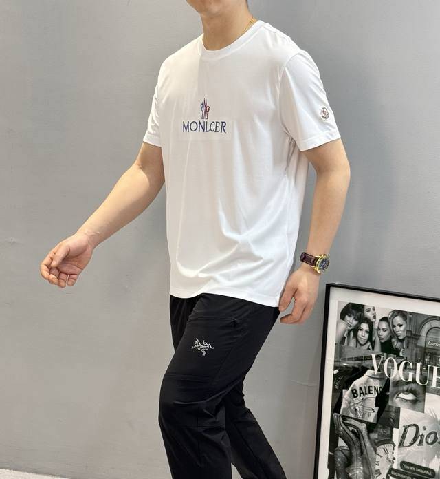 Moncler蒙口25S夏季新款圆领短袖.高版本推荐！胸前精致字母绣花.图形色彩整体更丰富，立体感更强.......客供190G丝光纯棉，手感超级赞....常规