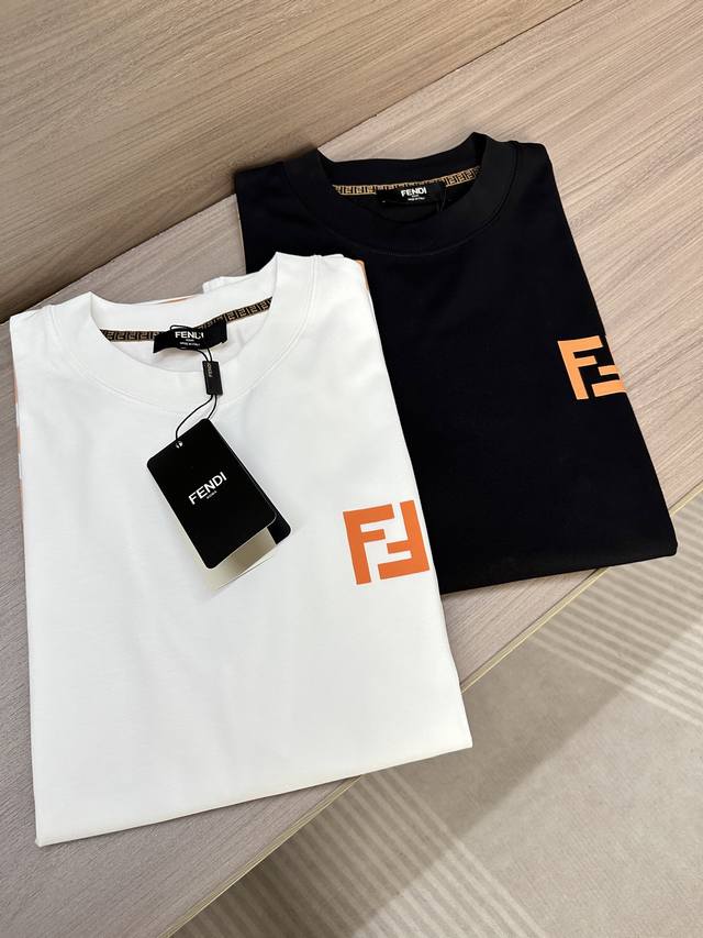Fd芬家25Ss夏季最新款短袖圆领T恤 高端订制 设计前卫时尚！品牌Logo重工艺设计 高端定制240克面料.手感柔软.穿着舒适.专柜级别精致车线. 颜色：黑色