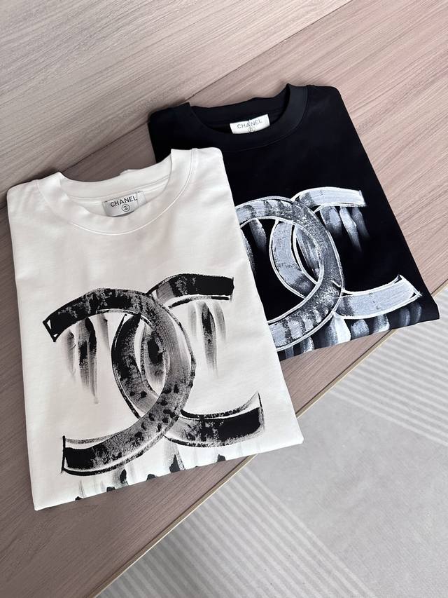Chan小香家25Ss夏季最新款短袖圆领T恤 高端订制 设计前卫时尚！品牌手绘字母Logo重工艺设计 高端定制240克面料.手感柔软.穿着舒适.专柜级别精致车线