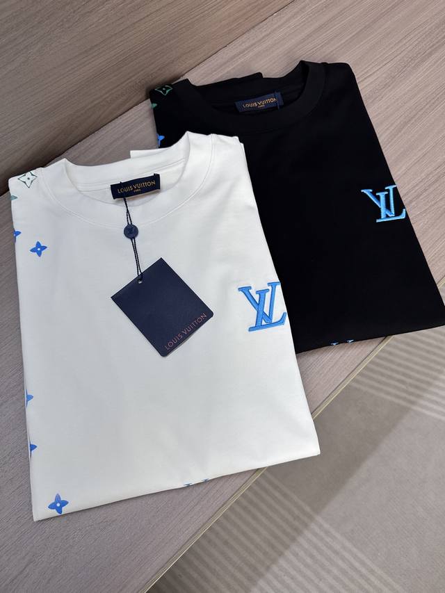 Lv驴家25Ss夏季最新款短袖圆领T恤 高端订制 设计前卫时尚！品牌字母刺绣Logo重工艺设计 高端定制240克面料.手感柔软.穿着舒适.专柜级别精致车线. 颜