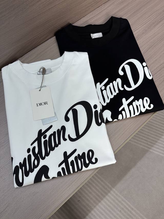 Cd迪家25Ss夏季最新款短袖圆领T恤 高端订制 设计前卫时尚！品牌字母Logo重工艺设计 高端定制240克面料.手感柔软.穿着舒适.专柜级别精致车线. 颜色：