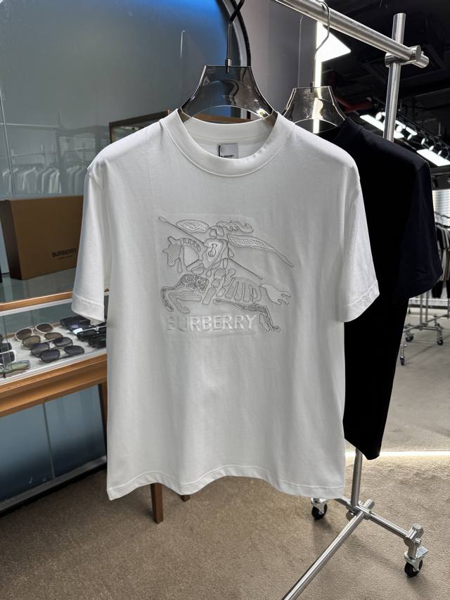 巴宝莉 2025夏装新款男女同款短袖T恤，！定制专属纯棉面料，定制原版工艺螺纹，胸前重工字母Logo工艺设计！简约大方，从容百搭，档次极高，完美融入时尚还有风情