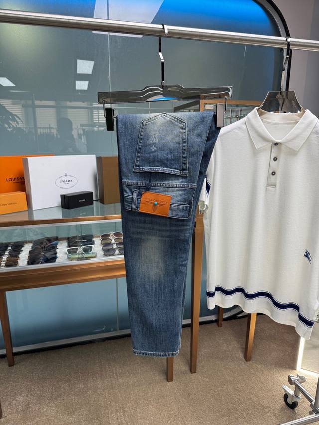 Lv 2025春夏新款男士休闲牛仔裤，顶级品质！渠道订单，官网同步出售！！原厂订制牛仔全棉材质！适合休闲 正装各种搭配～日常通勤的极品！！尺码：29-38 没3