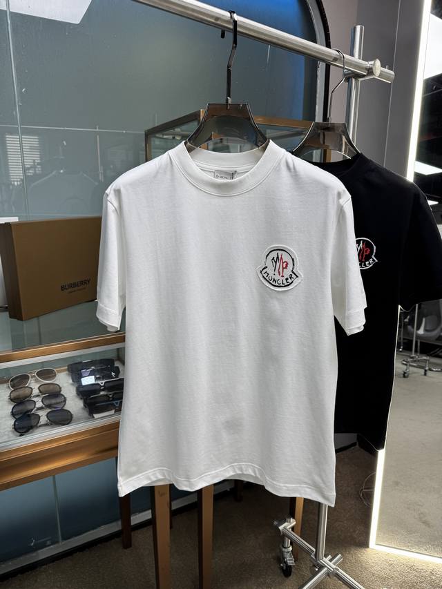M家 高定面料 玉蚕丝般的丝滑 2025春夏新品上市，时尚经典圆领短袖时尚单品设计，更加时尚舒适，高标准定制，上身非常有型，胸前品牌经典Logo 图案 客供辅料