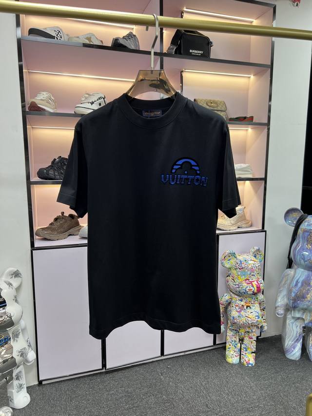 Lv 2025夏装新款男女同款短袖T恤，！定制专属纯棉面料，定制原版工艺螺纹，胸前重工字母Logo工艺设计！简约大方，从容百搭，档次极高，完美融入时尚还有风情感