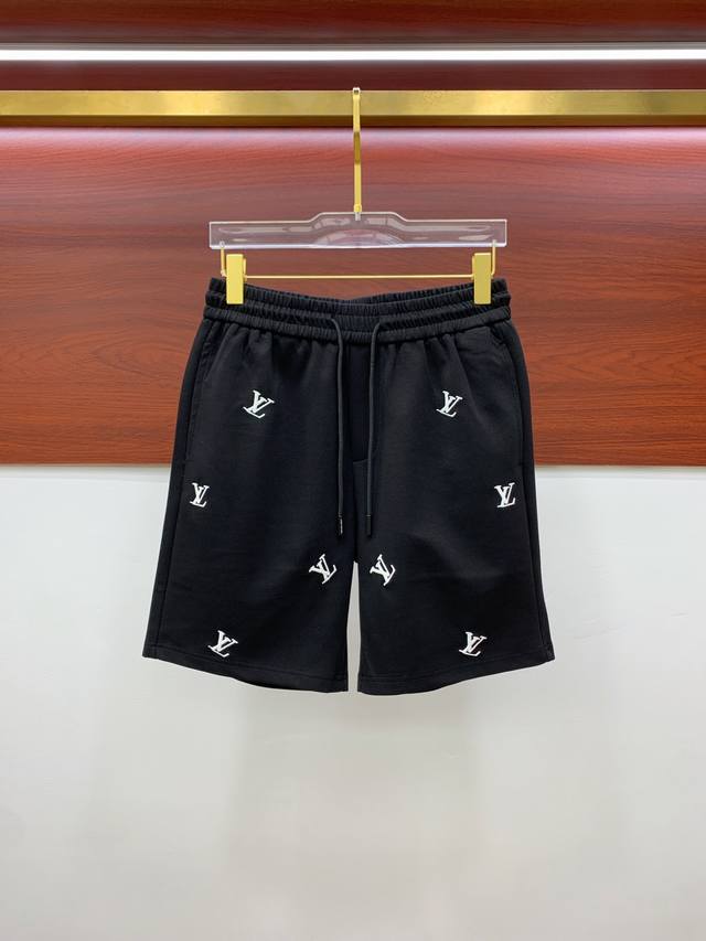 Lv 2025春夏新款男士休闲短裤 高端货简洁时尚大方 定制原版进口面料 简洁利落又清爽 品质做工细节经得起任何形式检验简约大方百搭款 上身优雅帅气，焕然一新的