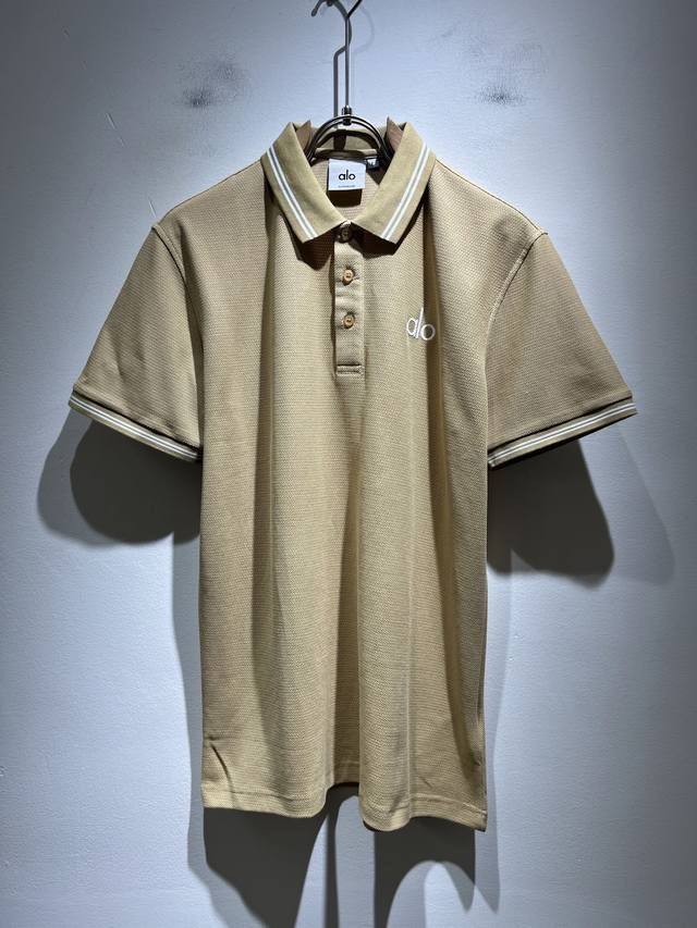 Alo 2025春夏新款男士短袖Polo衫，品牌最新设计元素！既不单调也不复杂,恰到好处的展现品味！客供顶级定制珠地棉面料！舒适吸汗透气根本不在话下,面料独具的