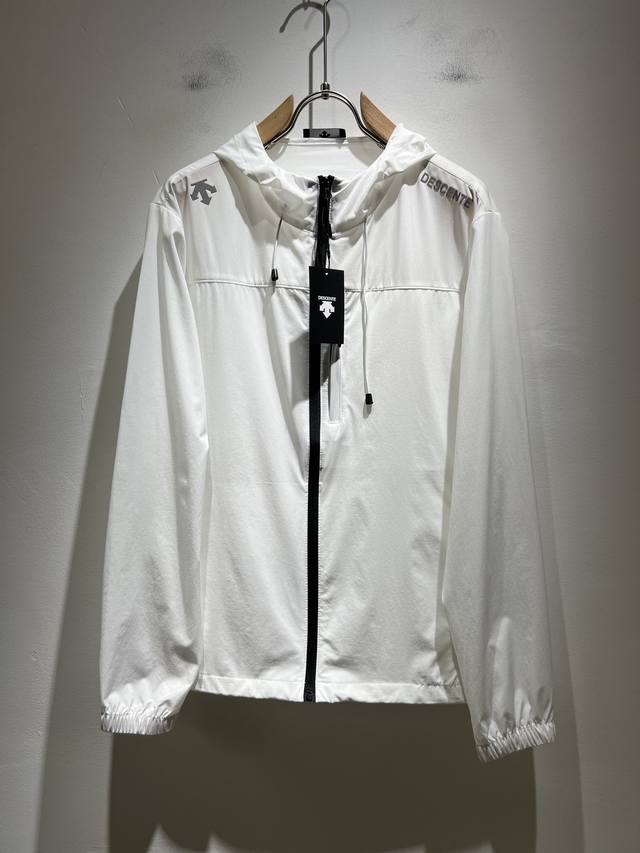 迪桑特Descente 2025春夏新款男女同款防晒服夹克外套，自1935年荣耀至今的专业运动品牌。80余年来，始终坚持“Design That Moves”