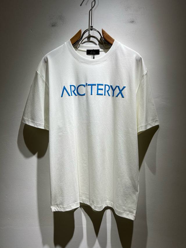 Arcter*X始*祖鸟 2025春夏新款男女同款短袖T恤户外品牌可能大家第一想到的就是加拿大鹅、始祖鸟。给人一种标签试的感觉！除了在款式设计上颇有造诣之外，最