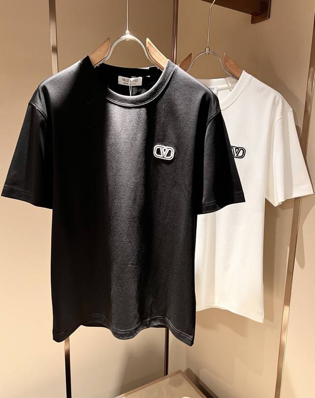 Valenti*O华伦*奴～柜台款、2025春夏新款短袖T恤，胸前Logo刺绣设计！简单时尚而年轻，百搭风格，上身感很年轻优雅！永远不会过时。各大柜台同步上市，