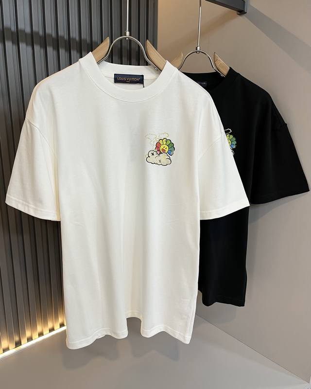 Louisvuitt*路易*登 2025春夏全新系列单品上线，非常时髦前卫的一款男女同款短袖T恤，标识Logo图案压胶修饰！区别于以往的不同，宣示品牌传承多年的