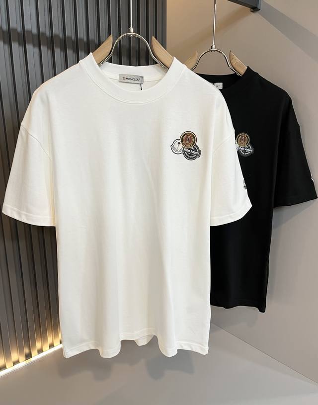 Moncler蒙家 2025春夏最新男女同款贸易订单短袖T恤，全品相！！网红款！采用Logo图案印花设计！上身舒适透气，不僵硬，整体有着丰富的立体感，品质出口订