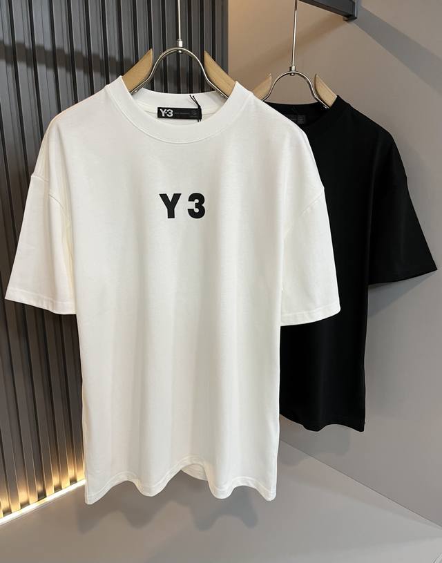 Y- 3山本*耀司 2025春夏新品男女同款短袖T恤 ，一面料上身舒适感非常好。炸街必须要拥有它，专柜同步。衣身前后Y-3字母Logo压胶设计！贸易公司渠道，上