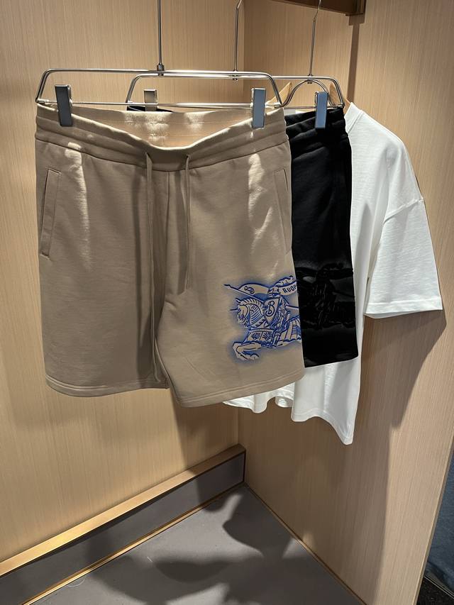 Burber*Y巴*莉 2025春夏新款休闲百搭男女同款休闲短裤！贸易公司渠道稀出，同步官网发售！裤腿标识Logo图案压绒设计！此款T恤衫甄选客供进口纯棉材质制