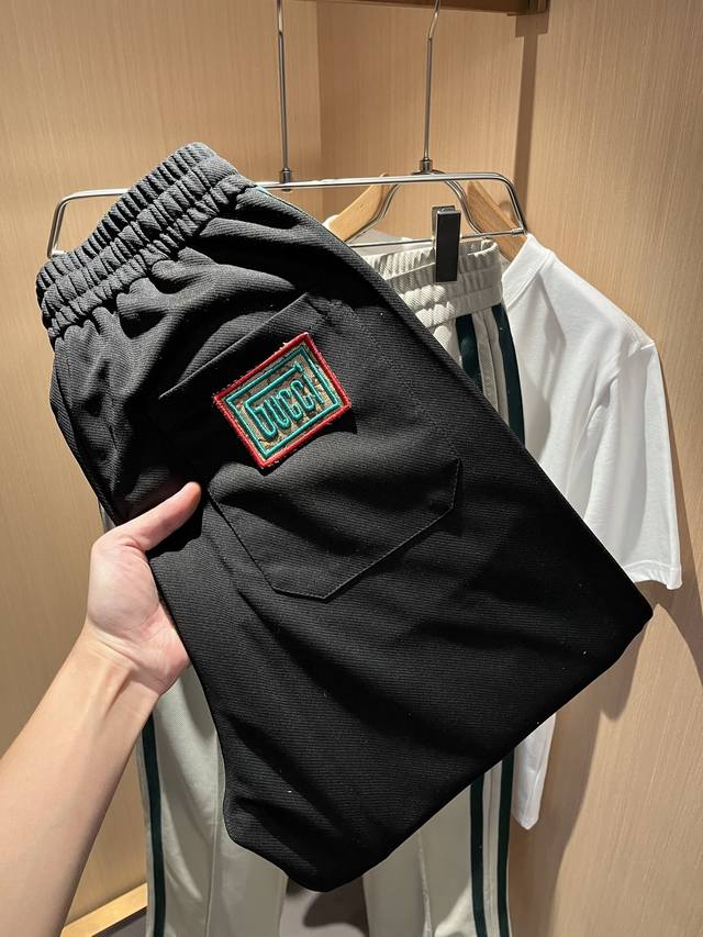 Guc*I古家2025春夏百搭休闲裤，作为高奢潮牌G家经典款式，此款的风格可以说是完美无缺，设计Logo图案刺绣设计！上身效果自然也是出色，休闲百搭，气质感爆棚