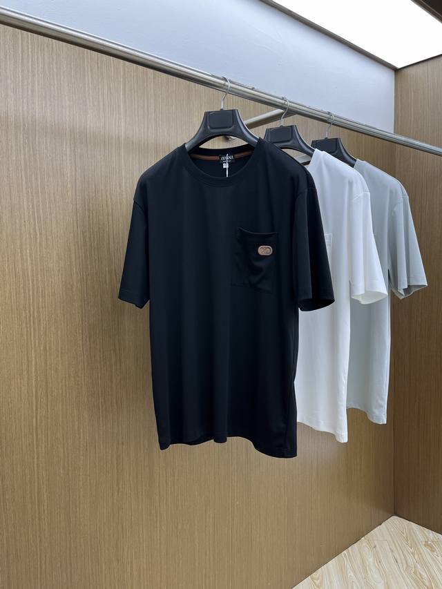 Zz 2540热销款纯棉短袖，面料经典标识图案Logo时尚简约潮流短袖，最顶级的品质原单短袖，顶级制作工艺进口面料，款独特设计，采用进口高端订制面料。Fdl官网