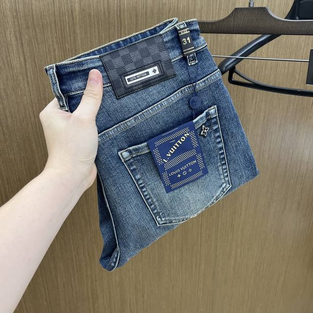 新品 Lv 高端定制、2025早春最新款牛仔裤 柜台同步发售 原版定制复刻 客供五金辅料 原单品质 进口牛仔面料重工洗水 精品皮牌 做工走线精细 上身绝佳！Fa