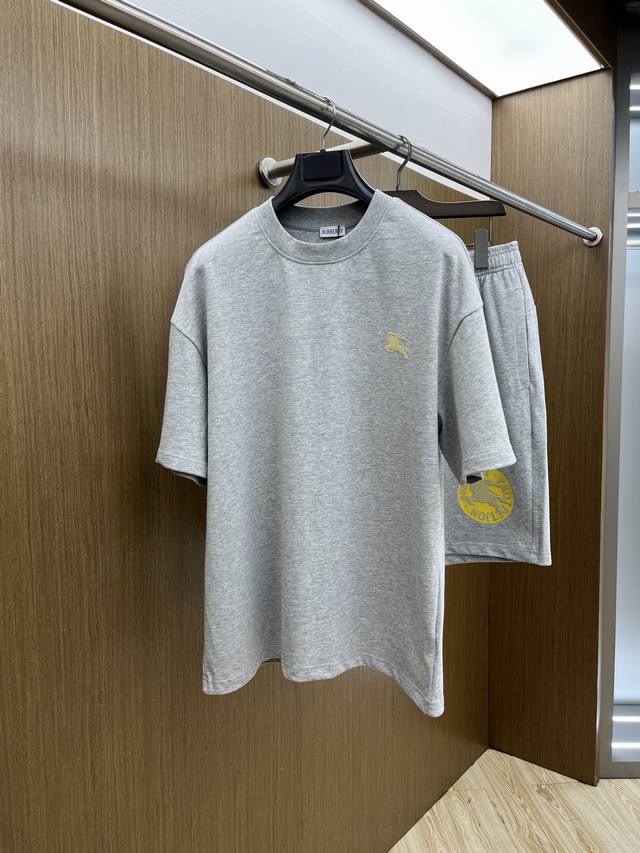 新款 套 Bbr 2540春夏最新款休闲短裤短袖套装，男女款 贸易公司渠道稀出，同步官网发售！基本每一季都会有它的背影所在，期待着所有潮男潮女们的演绎！此款选用