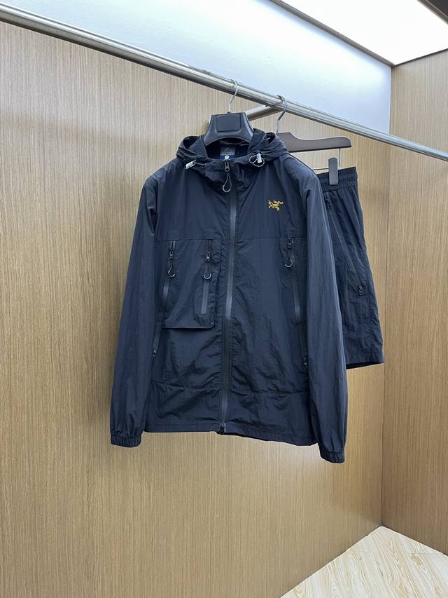 男女同款 套 Arc 2540春夏经典新款休闲防晒服套装 都市时尚休闲连帽款 超薄面料超软面料帅酷爆。时尚都市百搭款款，夏季必备神器，速干衣，水洗后快速脱水干爽