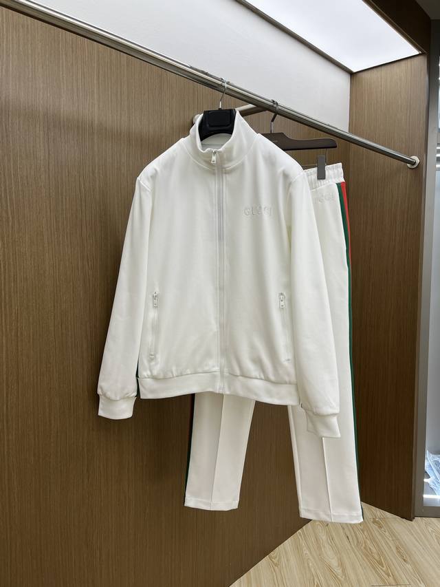 套 Guc 独家专供 高端独家定制款 秋冬新款专柜同款休闲套装，透气舒适休闲！高级感满满！细节精致高档，做工无可挑剔！原版高端面料很显高级！面料挺括抗皱耐磨，保