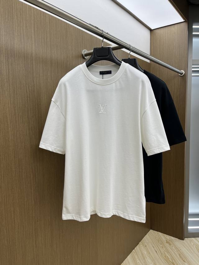Lv Ss夏装新品 专柜在售 最新系列图案Logo短袖T恤 必须人手一件的节奏！ 进口顶极精梳棉面料，极为亲肤舒适 摸上去非常的细腻，质感很好，完美体现立体感