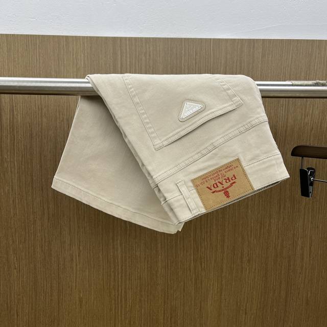 新款 Pd 高端定制品质 25Ss春夏最新款原单休闲牛仔短裤 柜台同步发售 原版定制复刻 客供五金辅料 原单品质 进口牛仔面料重工洗水 做工走线精细 上身绝佳，