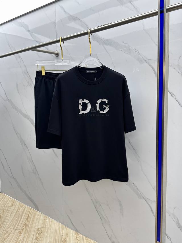 Dg*杜嘉班纳 2025春夏最新款套装，男女款 贸易公司渠道稀出，同步官网发售！基本每一季都会有它的背影所在，期待着所有潮男潮女们的演绎！此款选用客供顶级纯棉洗