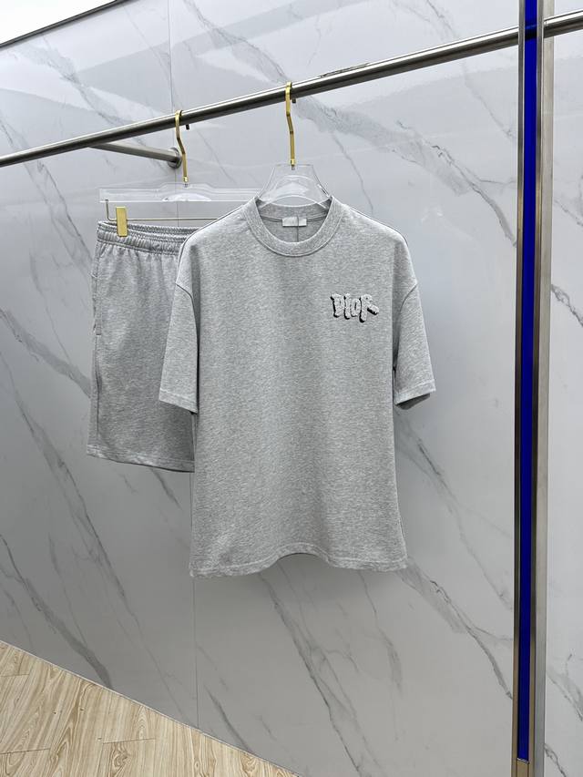 Dior*迪奥 2025春夏最新款套装，男女款 贸易公司渠道稀出，同步官网发售！基本每一季都会有它的背影所在，期待着所有潮男潮女们的演绎！此款选用客供顶级纯棉洗