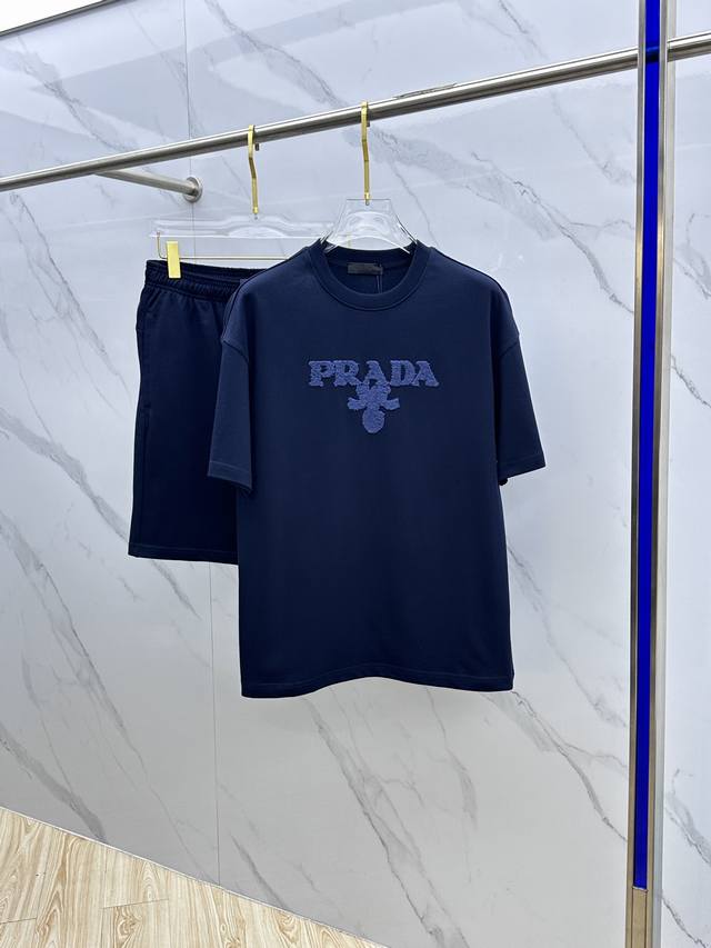 Prad*普拉达 2025春夏最新款套装，男女款 贸易公司渠道稀出，同步官网发售！基本每一季都会有它的背影所在，期待着所有潮男潮女们的演绎！此款选用客供顶级纯棉