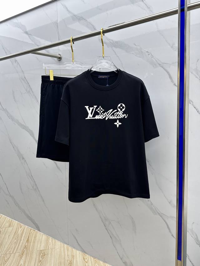 Lv*路易威登 2025春夏最新款套装，男女款 贸易公司渠道稀出，同步官网发售！基本每一季都会有它的背影所在，期待着所有潮男潮女们的演绎！此款选用客供顶级纯棉洗