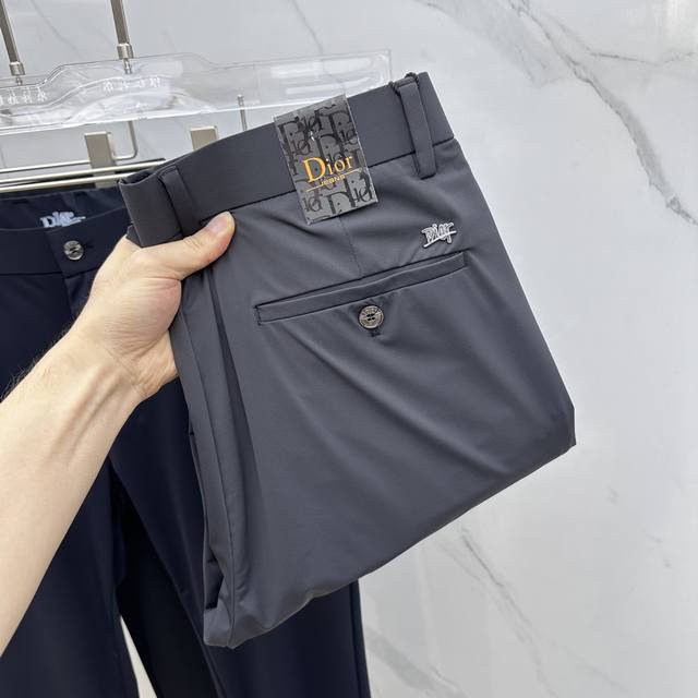 Dior*迪奥 2025春夏新品休闲裤西裤，官网同步发售，裤身工艺设计，进口客供辅料、面料定制，代工厂P出品免检！每个细节做到极致，原版五金配件，潮范十足、上身