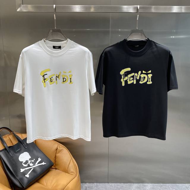 芬家 Fendi短袖 夏日俏皮潮流担当 “Fendi”字样以俏皮的黄色呈现，字体设计独特，就像小怪兽在欢快跳跃，充满了活力与趣味。面料亲肤透气，M-3Xl