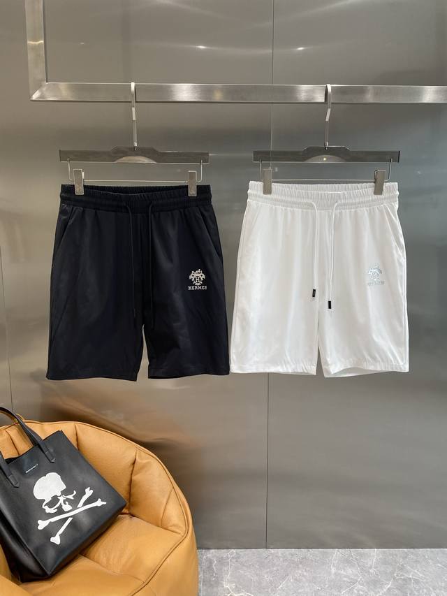 爱马家 爱马仕短裤，夏日休闲奢华风 经典简约又大气。裤身一侧精致的Logo，彰显出品牌独有的奢华感，细节之处尽显品质。松紧腰设计搭配抽绳，舒适又方便调节M-3X
