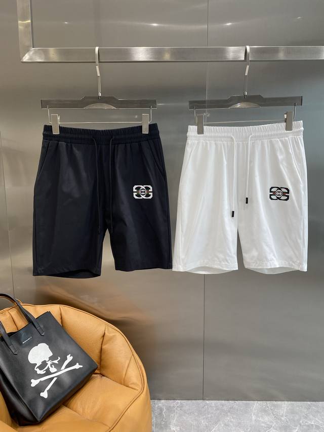 古家 Gucci短裤，夏日休闲奢华风 经典简约又大气。裤身一侧精致的Logo，彰显出品牌独有的奢华感，细节之处尽显品质。松紧腰设计搭配抽绳，舒适又方便调节M-3