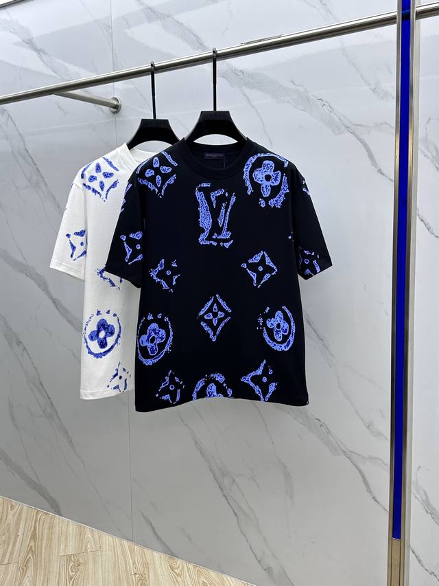 Lv*路易*登 2025Fw春夏新品圆领打底外穿T恤，立体感Logo微廓形半袖纯棉打底，手感面糯有骨感，柔而有韧性。工艺处理，韧性和抗皱性能得到大幅度提高。微廓