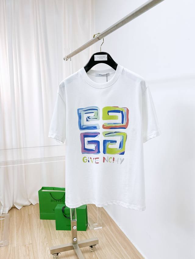 Ss纪梵希纯棉最新面料 最高版本 经典标识图案Logo时尚简约潮流短袖，最顶级的品质专柜原单短袖，顶级制作工艺进口面料，专柜款独特设计，采用进口高端订制面料。官