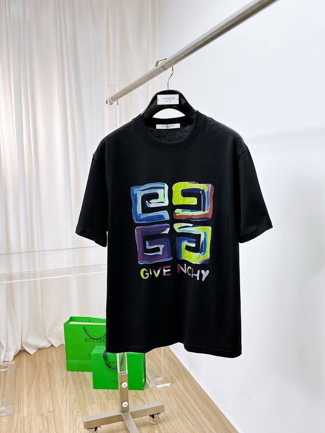 调Ss纪梵希纯棉最新面料 最高版本 经典标识图案Logo时尚简约潮流短袖，最顶级的品质专柜原单短袖，顶级制作工艺进口面料，专柜款独特设计，采用进口高端订制面料。