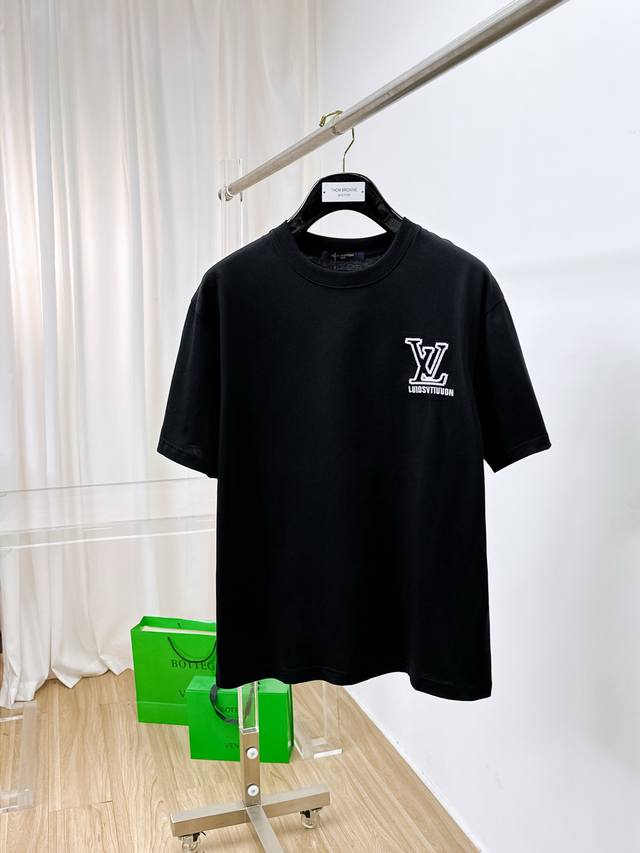 Sslv纯棉最新面料 最高版本 经典标识图案Logo时尚简约潮流短袖，最顶级的品质专柜原单短袖，顶级制作工艺进口面料，专柜款独特设计，采用进口高端订制面料。官网